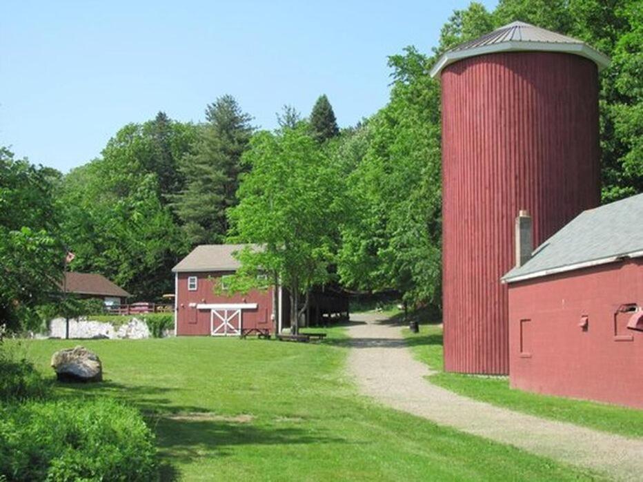 Welcome To Hat City Danbury, A Suburban Retreat 外观 照片